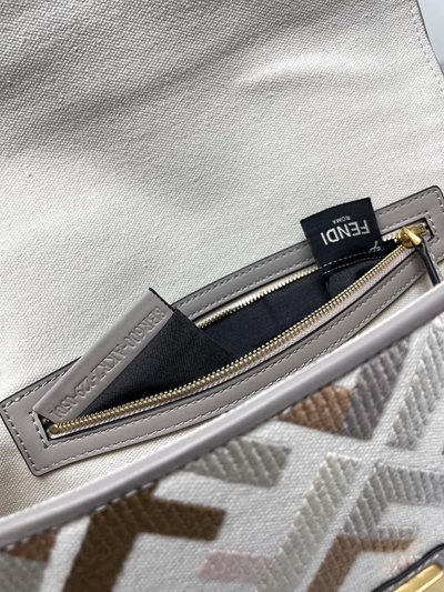 フェンディバッグ着用イメージ